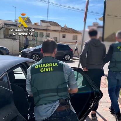 La Guardia Civil ha detenido a 102 personas en toda España a las que se les atribuye la estafa de más de 850.000 euros a 238 víctimas a través de la estafa del 'hijo en apuros'. En la imagen, una fotografía de la operación tomada por la Guardia Civil.