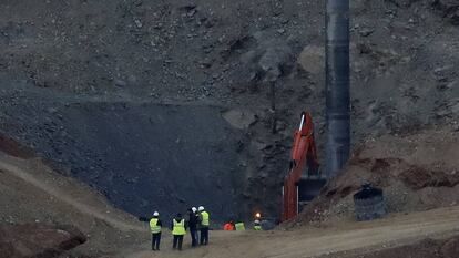 Rescuers work to find Julen.