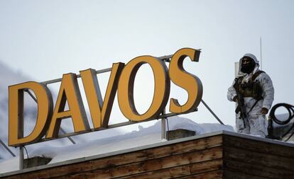 Un miembro de la seguridad del Foro Económico Mundial vigila la azotea de un hotel en Davos (Suiza).