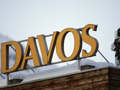 Un miembro de la seguridad del Foro Económico Mundial vigila la azotea de un hotel en Davos (Suiza).