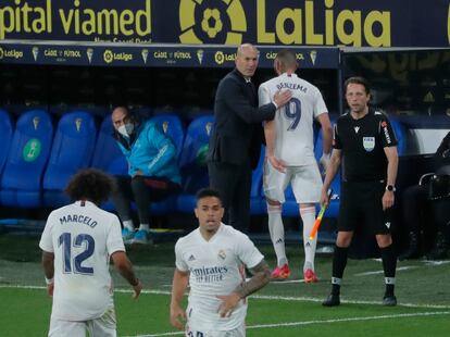 Zidane felicita a Benzema tras ser sustituido por Mariano