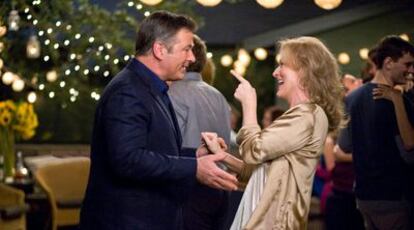 Alec Baldwin y Meryl Streep, en <i>No es tan fácil.</i>