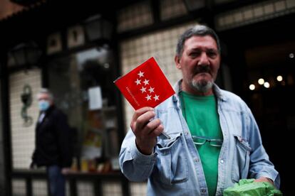 Un hombre muestra la mascarillas FPP2 que entregó gratuitamente la Comunidad de Madrid.