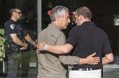 El pare de Lorenzo, esquerra, saluda el president de la federació balear.