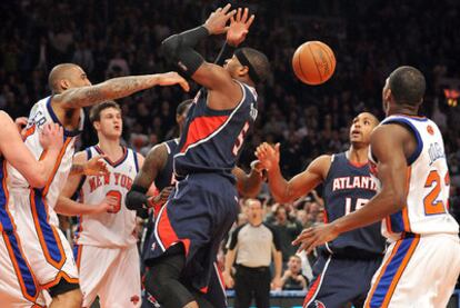 Wilson Chandler bloquea el ataque de Josh Smith.