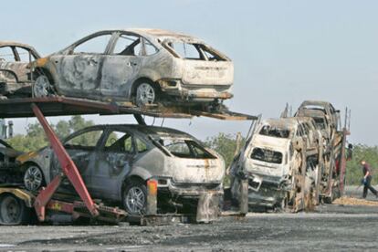 Imagen de los vehículos calcinados en la localidad tarraconense de Alcanar.