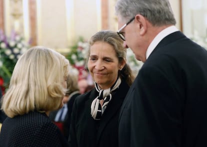 La infanta Elena da el pésame a la viuda del exvicepresidente del Gobierno, Pilar Goya (i), en la capilla ardiente instalada en el Congreso de los Diputados.