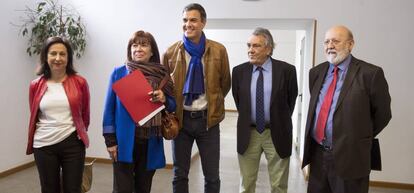 Cristina Narbona, a la izquierda de Pedro Sánchez, junto a Margarita Robles, Manuel Escudero y José Fèlix Tezanos en una imagen del pasado mes de mayo.