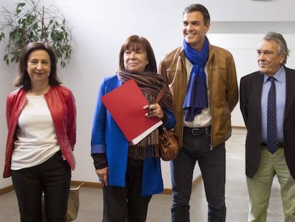 Cristina Narbona, a la izquierda de Pedro S&aacute;nchez, junto a Margarita Robles, Manuel Escudero y Jos&eacute; F&egrave;lix Tezanos en una imagen del pasado mes de mayo.