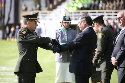 El director de la Policía Nacional de Colombia, Henry Armando Sanabria, el día de su posesión, junto al presidente Gustavo Petro, en agosto.