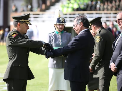 El director de la Policía Nacional de Colombia, Henry Armando Sanabria, el día de su posesión, junto al presidente Gustavo Petro, en agosto.
