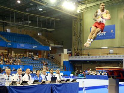 El gimnasta español Néstor Abad en la prueba de salto.