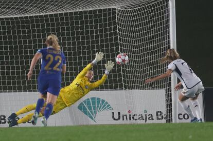 Olga Carmona marca el segundo tanto al Chelsea, un penalti que no fue.