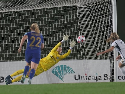 Olga Carmona marca el segundo tanto al Chelsea, un penalti que no fue.