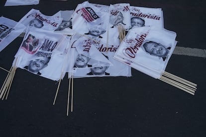 Banderas con la imagen del presidente y frases en su apoyo, durante la marcha de este domingo.