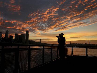 Una mujer fotograf&iacute;a el atardecer en Seattle (Estados Unidos), ejemplo de ciudad global gracias al empuje de las grandes empresas tecnol&oacute;gicas. 