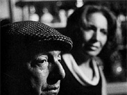 'Pablo Neruda y Matilde Urrutia' (1970), de Sara Facio en la exposición 'A ambos lados del espejo', en la Fundación BBK, de Bilbao.