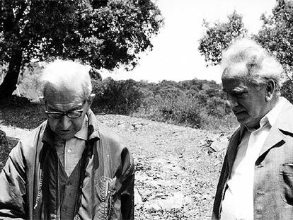 El filólogo Joan Coromines (izquierda) y el escritor Joan Sales, en 1982.
