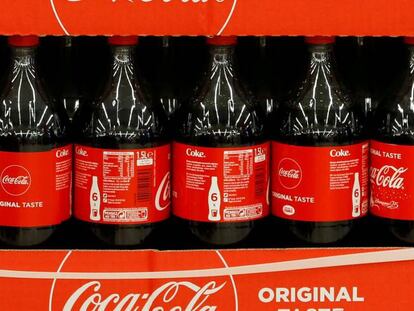 La embotelladora de Coca-Cola reduce beneficios un 15,5% pero mantiene previsiones