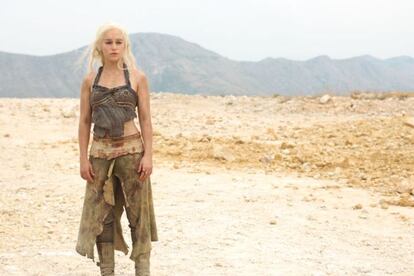 Daenerys, en el inicio de la segunda temporada (la más floja de las emitidas hasta la fecha), está en su peor momento. Muerto Drogo, se refugia junto a sus seguidores en la ciudad de Qarth, donde sufrirá varias conspiraciones de las que saldrá airosa con una lección bien aprendida: realmente es la Madre de Dragones (como quedó claro al final de la primera temporada), y nadie puede con ella.