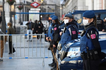 Agentes de la Policía Municipal en la Puerta del Sol.