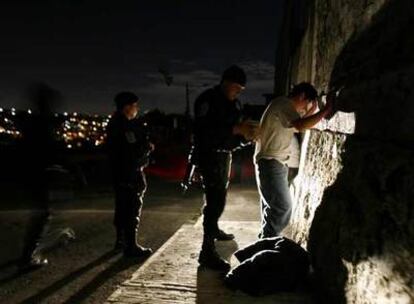 Un policía cachea a un sospechoso en busca de drogas o armas en una operación en Álvaro Obregón, en Ciudad de México.