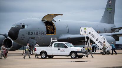 Soldados desembarcan en la base aérea Barksdale en Louisiana (Estados Unidos) para ayudar en la evacuación en previsión del huracán Florence. 