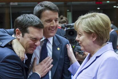 El primer ministro griego, Alexis Tsipras (i), bromea con su homólogo italiano Matteo Renzi, y la canciller alemana Angela Merkel, durante la cumbre de jefes de Estado y de Gobierno que se celebra en Bruselas.