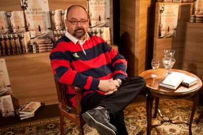 El escrito catalán Carlos Ruiz Zafón presenta en Barcelona la tercera entrega de la tetralogía iniciada con 'La sombra del viento' en una espectacular puesta en escena.