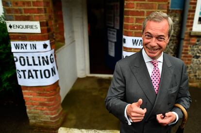El líder del partido eurófobo UKIP, Nigel Farage, llega a un colegio electoral para ejercer su voto en el referendum sobre el 'Brexit' en Londres (Reino Unido).