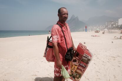 André Luis Soares, vendedor de helados, en la playa de Ipanema.