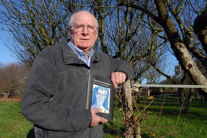 Antonio Aneiros, en una foto actual, sostiene el libro sobre Cuco Ruiz de Cortázar, en Narón.