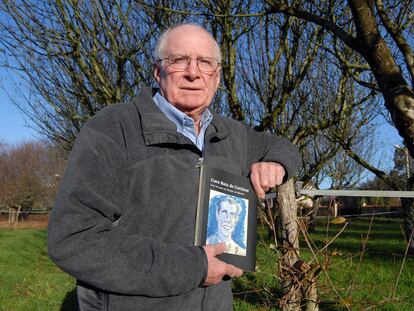 Antonio Aneiros, en una foto actual, sostiene el libro sobre Cuco Ruiz de Cortázar, en Narón.