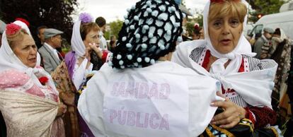 Un grupo de sanitarios ha bailado en la Pradera de San Isidro para dejar patente su rechazo a la privatización de centros sanitarios que planea el Gobierno regional.