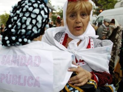 Un grupo de sanitarios ha bailado en la Pradera de San Isidro para dejar patente su rechazo a la privatización de centros sanitarios que planea el Gobierno regional.