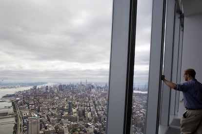 El observatorio de la Torre de la Libertad, el edificio principal del nuevo World Trade Center de Nueva York y el rascacielos más alto de Estados Unidos, abrirá al público el próximo 29 de mayo. En la imagen, un visitante contempla las vistas de Manhattan, el 20 de mayo de 2015.