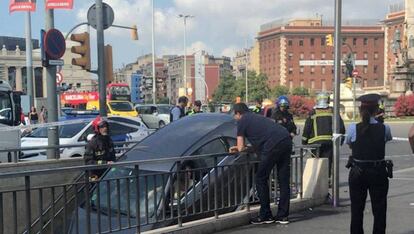 El coche, antes de ser retirado de la bajada al metro de Plaza España en Barcelona.