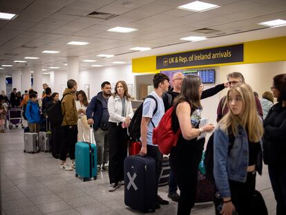 Viajeros en el aeropuerto de Gatwick