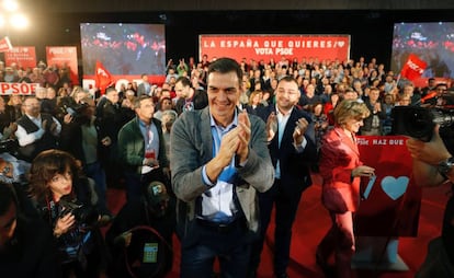 Pedro Sánchez, en el mitin de Gijón con Adrián Barbón y Luisa Carcedo.