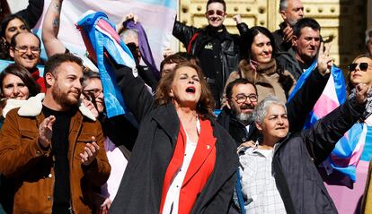 Carla Antonelli (centro) celebra la aprobación de la 'ley trans' este jueves las escalinatas del Congreso de los Diputados.