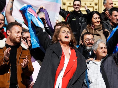 Carla Antonelli (centro) celebra la aprobación de la 'ley trans' este jueves las escalinatas del Congreso de los Diputados.