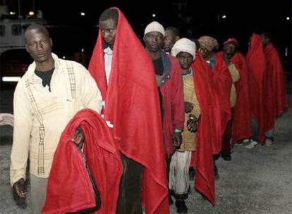 Llegada de varios inmigrantes subsahahrianos al puerto de Motril