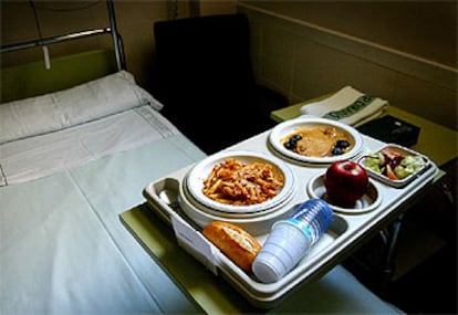 Bandeja con el men recin repartido en una habitacin del hospital Clnico de Barcelona.