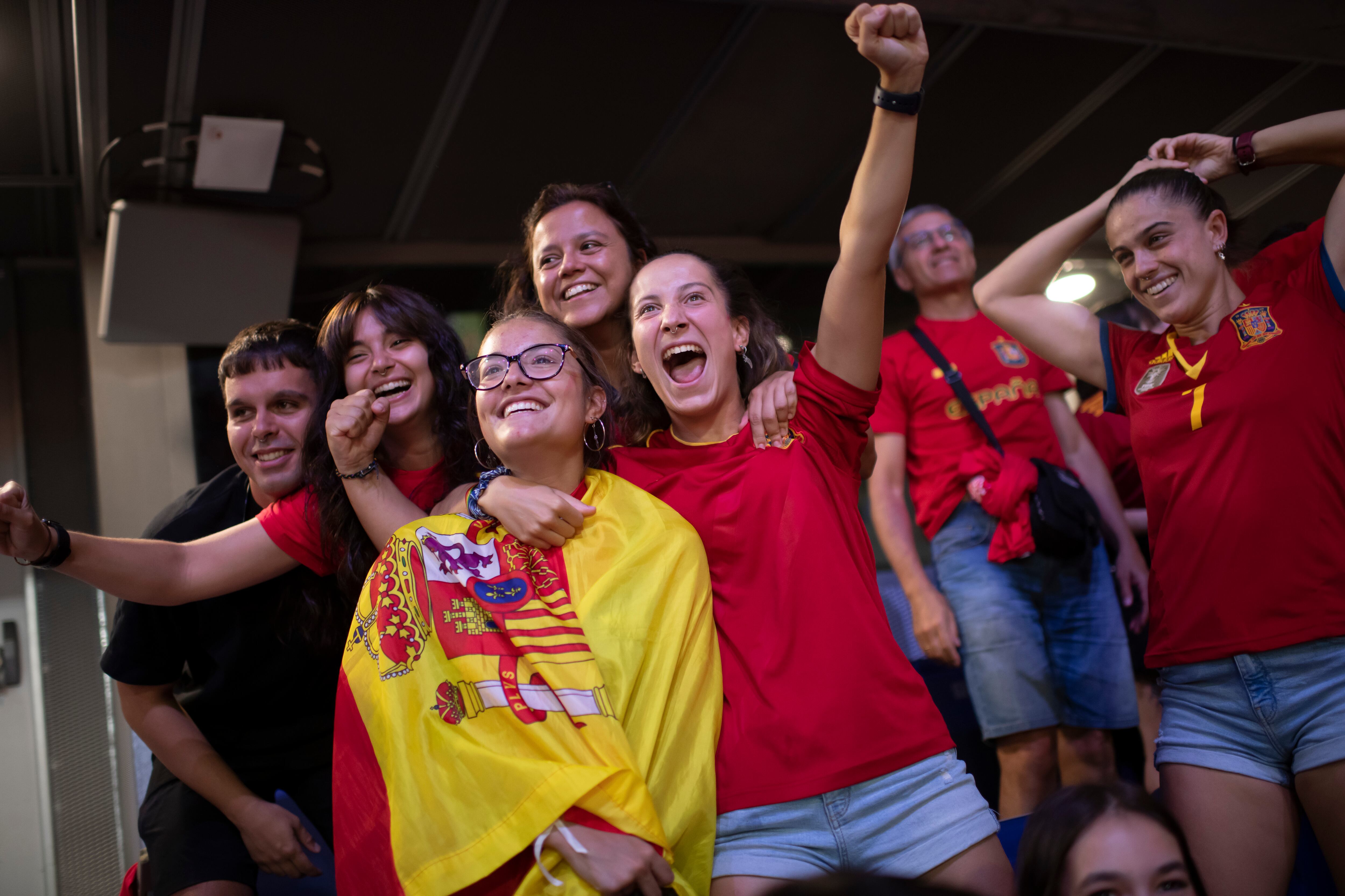 Seguidores de la selección de España celebran el gol en el WiZink Center en Madrid. 