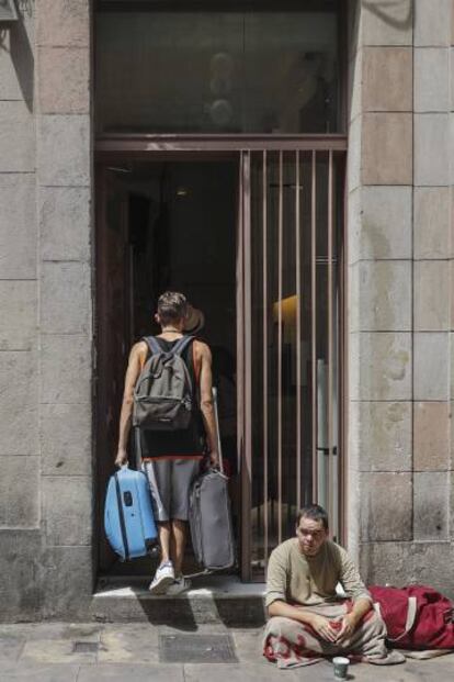 Turistas en el barrio G&oacute;tico de Barcelona. 