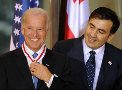El vicepresidente de EE UU, Joe Biden, sonríe después de recibir una condecoración el presidente de Georgia, Mijail Saakashvili.