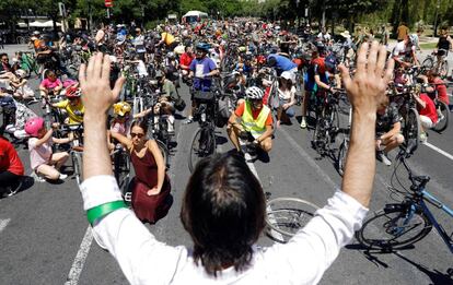 Cientos de ciclistas en la manifestación de esta mañana en Valencia. 