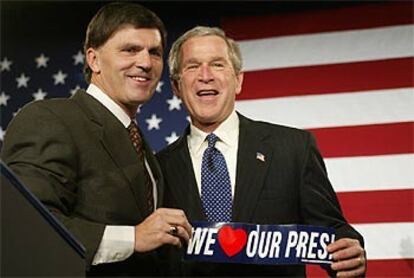George W. Bush y el gobernador del Estado de Maryland, Bob Ehrlick, ayer en Baltimore.