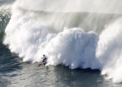 Un surfista cabalga una ola durante la Galea Big Wave Desafío, en Punta Galea, en el norte de España. Los mejores corredores de olas grandes en el mundo batallaron el domingo ante seis comodines locales de la región del País Vasco en Punta Galea, que se encuentra a 15 kilómetros de Bilbao.
