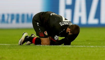 Javier Hernández del Leverkusen se tira al suelo durante el partido contra el Atlético de Madrid. 
